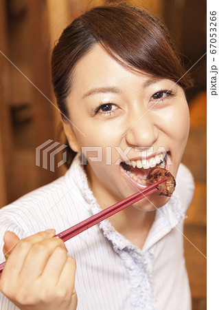 焼肉を食べる女性 焼肉を食べる女性 67053266