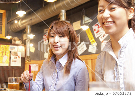 食事する女性 67053272