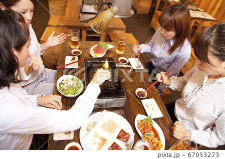 焼肉を食べる女性 67053273