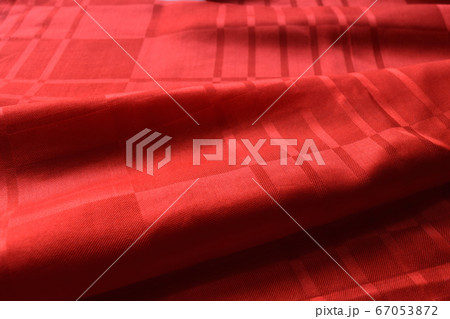 赤い和の生地 67053872