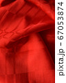 鮮やかな赤い絹地 67053874