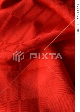 鮮やかな赤い絹地 67053874