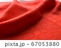赤い絹がしなやかな様子 67053880