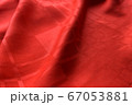 鮮やかで綺麗な赤い絹 67053881