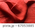 落ち着いた赤いシルク 67053885