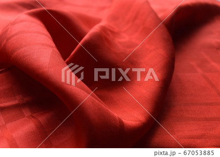 落ち着いた赤いシルク 67053885