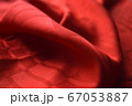 落ち着いた大人の赤い絹 67053887
