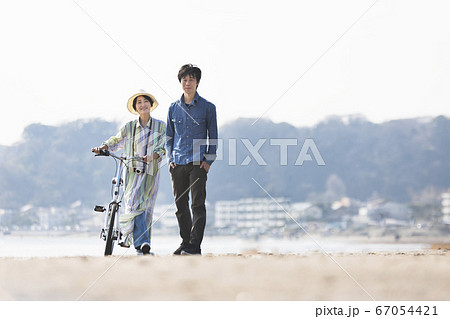 海を散歩するカップル 67054421