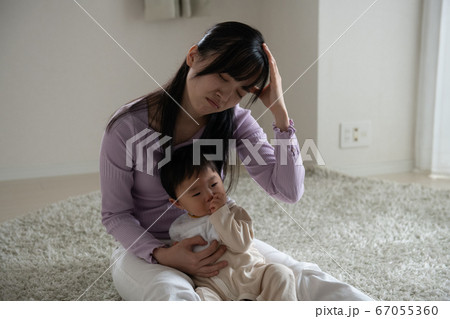 ワンオペ育児に疲れる孤独な若い母親 ワンオペ育児に疲れる孤独な若い母親 67055360