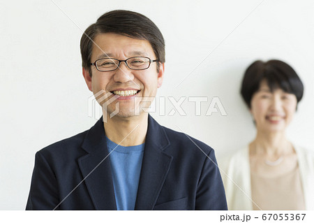 シニア夫婦 67055367