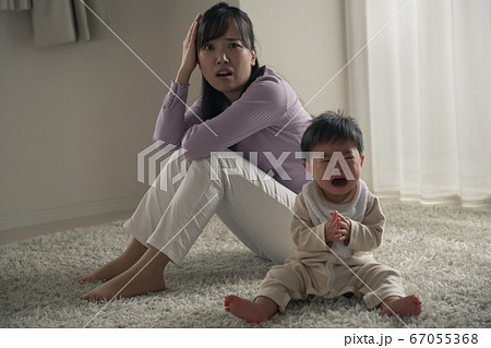 ワンオペ育児に疲れる孤独な若い母親 67055368