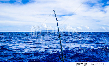 沖縄県の久米島　パヤオでキハダマグロ釣り 67055640