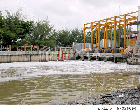 インドネシア・スラバヤ市の下水処理施設 67056094