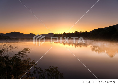 日本一のため池密集地、加古川ため池の夜明け（兵庫県神崎郡市川町奥）※作品コメント欄に撮影位置 67056959