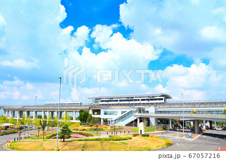 長久手市、愛・地球博記念公園駅に停車するリニモ 67057216