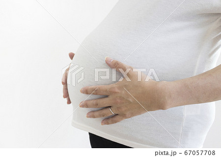 子宮筋腫でお腹が大きくなっている 妊娠37週目の女性の写真素材