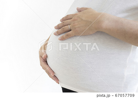 子宮筋腫でお腹が大きくなっている 妊娠37週目の女性の写真素材