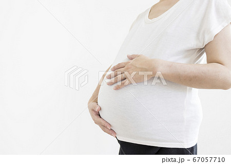 子宮筋腫でお腹が大きくなっている 妊娠37週目の女性の写真素材