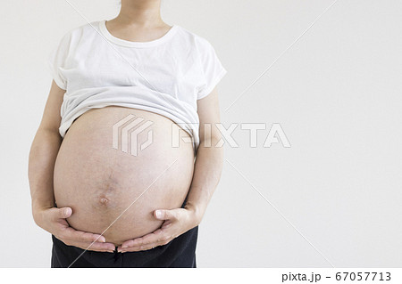 子宮筋腫でお腹が大きくなっている 妊娠37週目の女性の写真素材