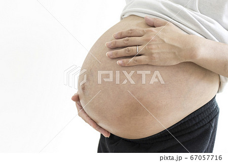 子宮筋腫でお腹が大きくなっている 妊娠37週目の女性の写真素材