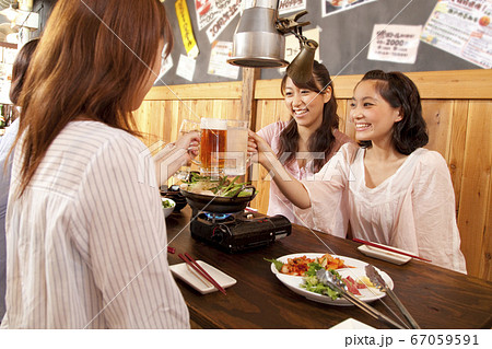乾杯する女性 乾杯する女性 67059591