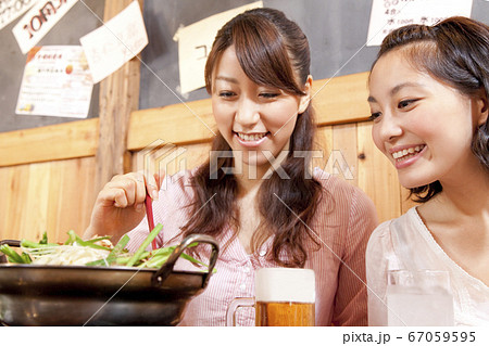 鍋料理を食べる女性 鍋料理を食べる女性 67059595