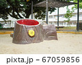 公園にあった切り株の形の遊具 67059856