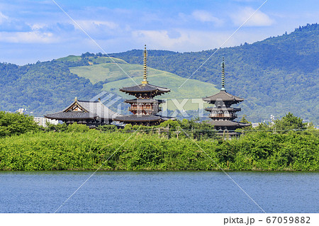 世界遺産薬師寺と若草山　望遠 67059882