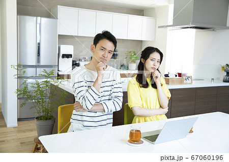 ファミリー　家族　夫婦　カップル　ノートパソコン 67060196