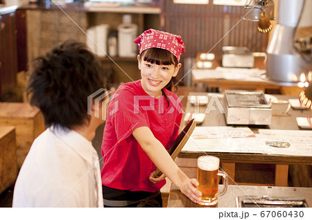 ビールを運ぶ店員 67060430