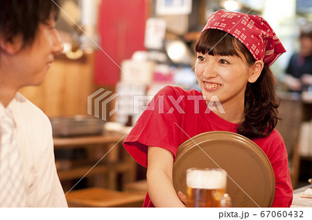 ビールを運ぶ店員 67060432