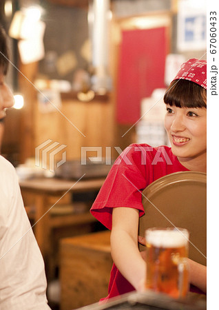 ビールを運ぶ店員 67060433