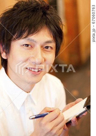 注文を取る店員 注文を取る店員 67060763