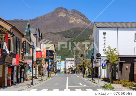 大分県湯布院　由布院駅前通りと由布岳 67060968