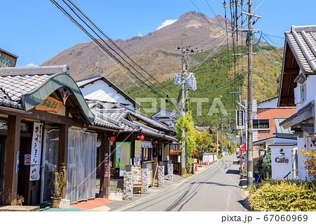 大分県湯布院　由布岳と湯の坪街道 　湯の坪横丁入り口 67060969