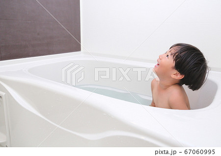 お風呂に入る男の子の写真素材