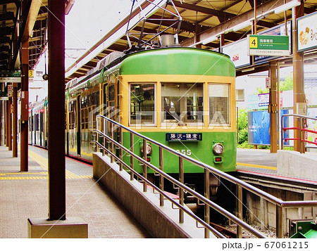 江ノ島電鉄の鎌倉駅の電車の写真素材