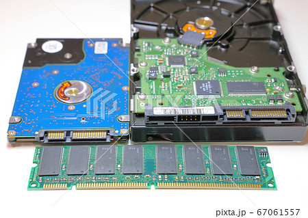 2.5インチと3.5インチHDD_メモリ 67061557