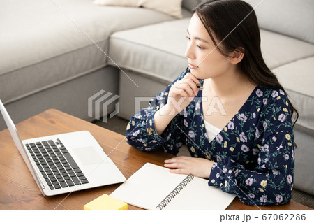 テレワークをする若い女性 資格勉強をする若い女性 働き方改革 テレワークをする若い女性 資格勉強をする若い女性 働き方改革 67062286