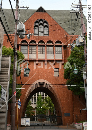 近畿大学東大阪キャンパスのレンガ造りの西門 67062402