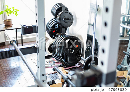 プライベートジムのダンベルやバーベル 67063020