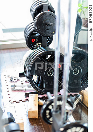 プライベートジムのダンベルやバーベル 67063021