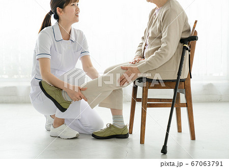 リハビリを介助する介護士 リハビリを介助する介護士 67063791