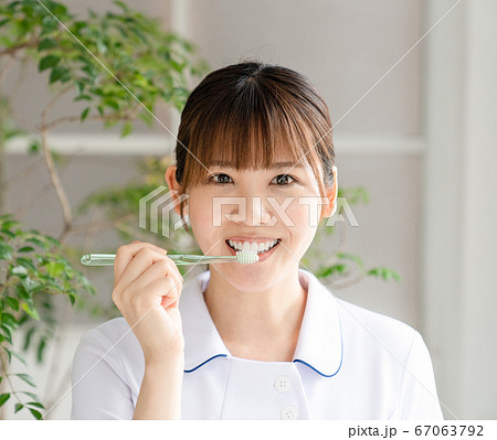 歯科衛生士の歯みがき指導 67063792