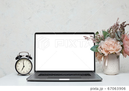 Laptop with blank empty screen 67063906