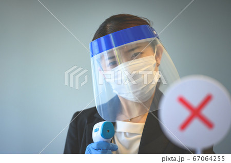 検温する女性スタッフ(コロナ後の様子) 検温する女性スタッフ(コロナ後の様子) 67064255