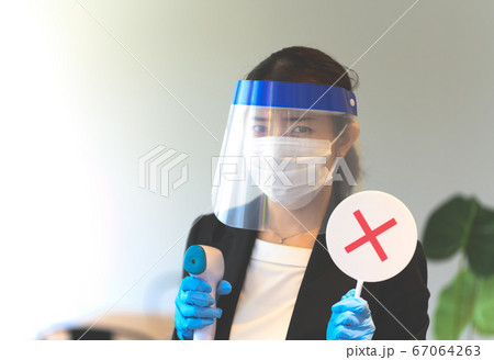 検温する女性スタッフ(コロナ後の様子) 検温する女性スタッフ(コロナ後の様子) 67064263