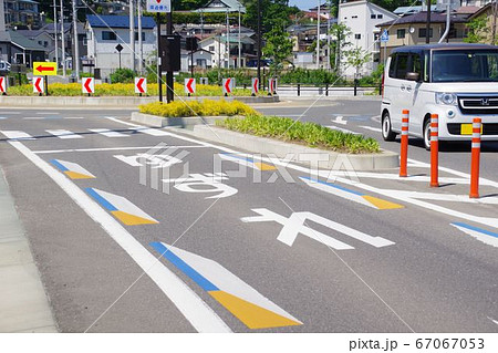 環状交差点　ラウンドアバウト交差点 67067053