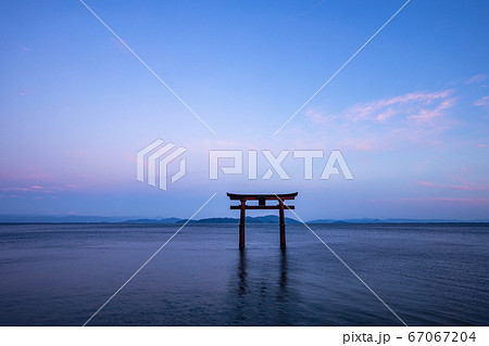 （滋賀県）白髭神社大鳥居　夏至の頃　夕景 67067204