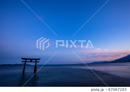 （滋賀県）白髭神社大鳥居　夏至の頃　夕景 67067205